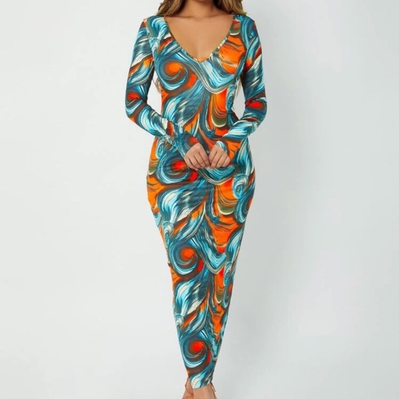 NEW INVENTORY 🍑Scroll Print V Neck Body-con Dress🍑 - Picture 5 of 6